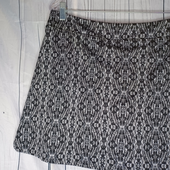 Tranquulity Black and White Patterned Athletic Skirt - Picture 7 of 8